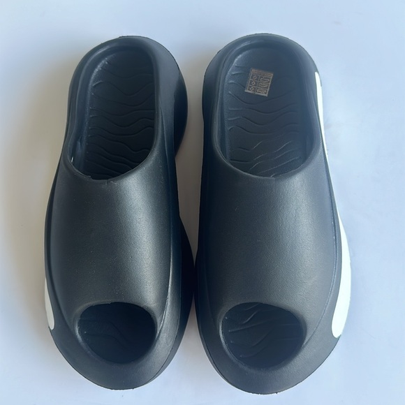 Hollow Out Futuristic Beach Slippers In Black and White-Sz 42-43-US 10-10.5 - Picture 6 of 15